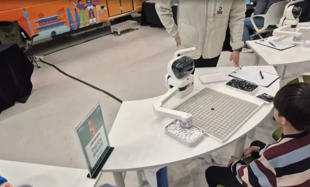 인공지능 바둑 로봇이 신비데이즈 방문객과 함께하는 모습입니다.