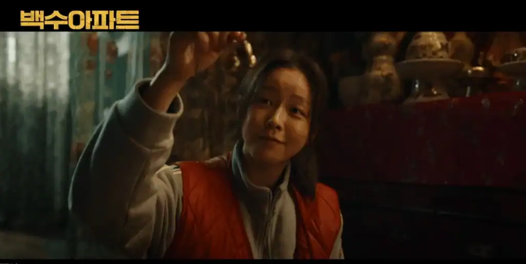 신비데이즈 영화 포스터와 주인공 소녀의 모습이 담긴 이미지입니다.