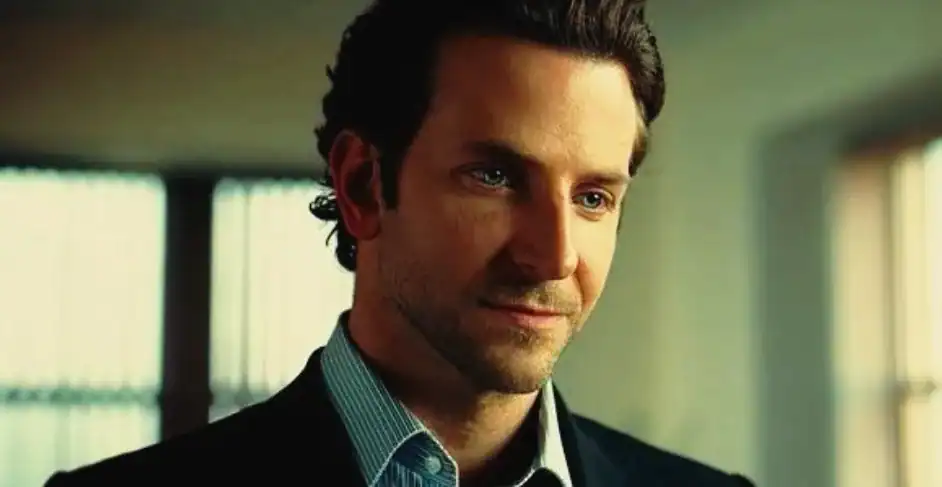 남성 인물의 프로필 사진, 집중하는 표정과 자연광이 어우러진 모습.