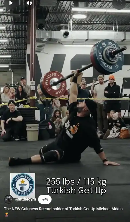 터키시 겟업 자세를 보여주는 강렬한 운동 모습.