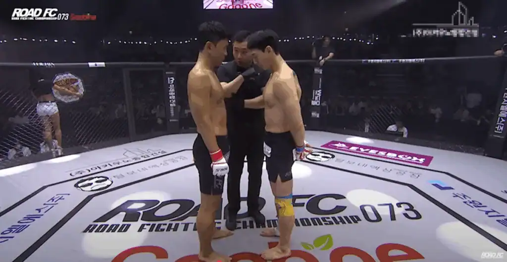 유튜브 채널에서 열린 RoadFC 시합, 밴쯔와 윤형빈의 긴장감 넘치는 경기 모습입니다.