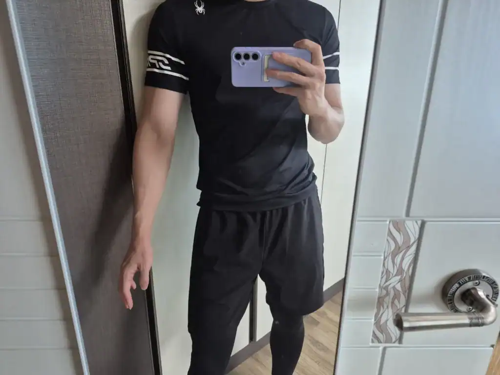 신비데이즈 블로그용 주짓수 래쉬가드 착용 사진, 깔끔한 검정색 디자인과 편안한 착용감 강조.