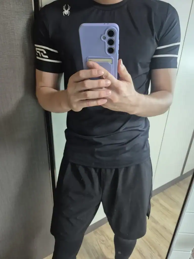 신비데이즈 주짓수 래쉬가드와 운동복 착용 모습입니다.