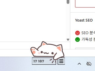 고양이가 왼쪽 발로 밑을 두드리는 사진.