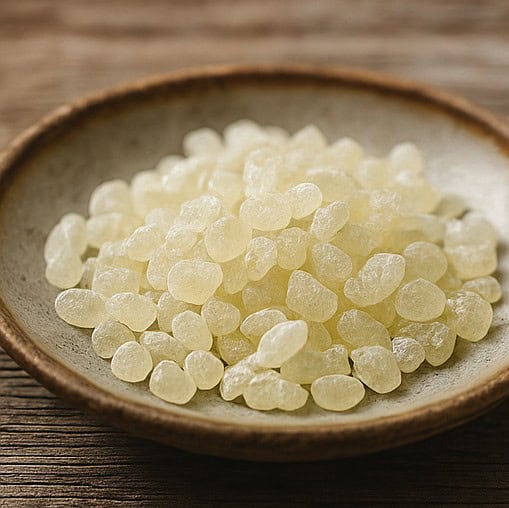 粒状のマスティックガム画像。