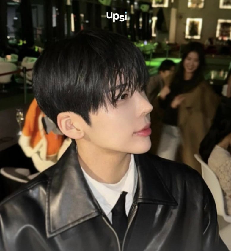 술집과 같은 장소에 앉아서 자신의 옆모습을 찍은 민서공이의 이미지.
과도하게 서 있는 콧날과 좁은 콧방울이 부각되어 보인다.