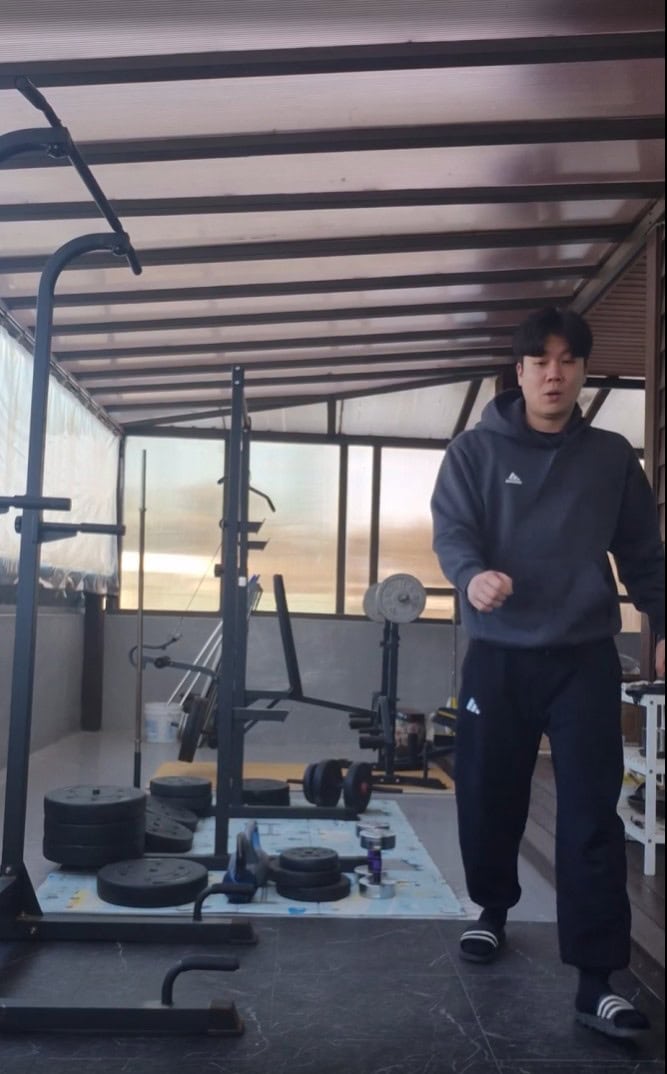 Foto tampak depan Seojun setelah selesai berolahraga.