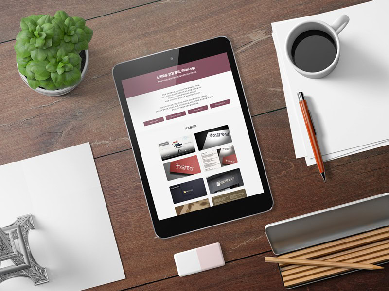 Melihat situs web yang dibuat melalui layar tablet.