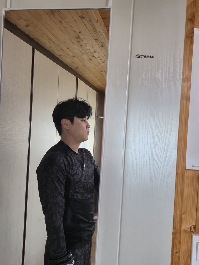 This is Seojun wearing the Topuria Venum set, side view.