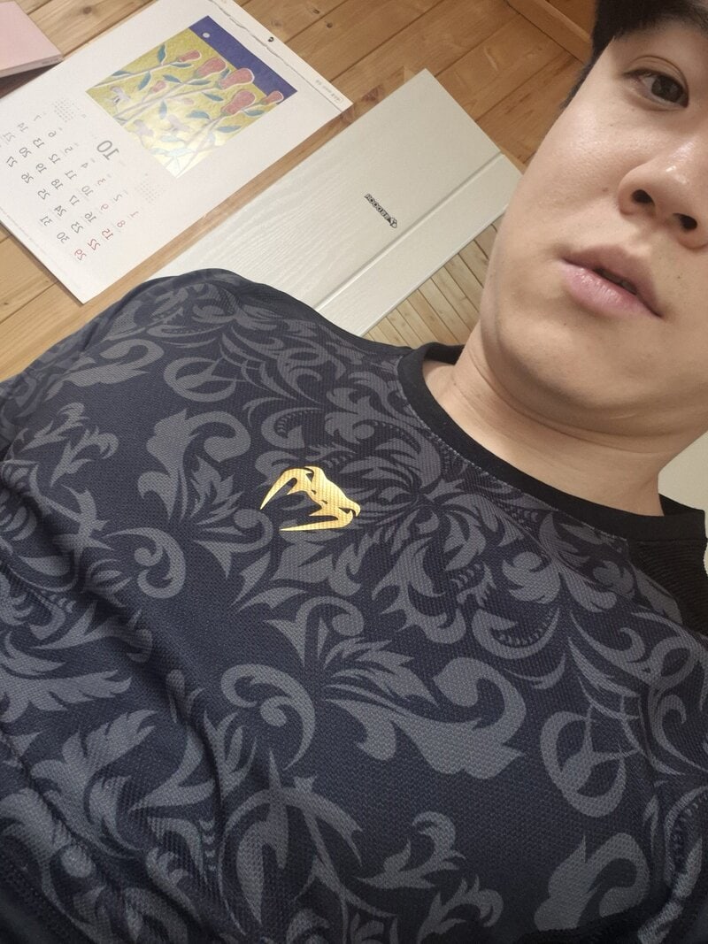 Venumラッシュガード着用写真クローズアップ。