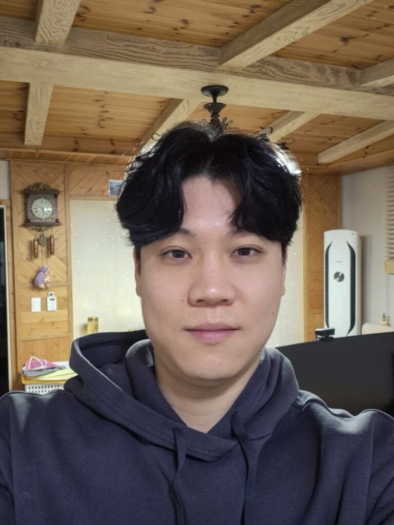 실내에서 카메라를 응시하는 아시아 남성 셀카