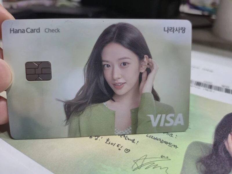 Close-up photo of the actual Narasarang Card featuring An Yu-jin's face prominently, a design highlighting her pure charm along with the VISA logo.