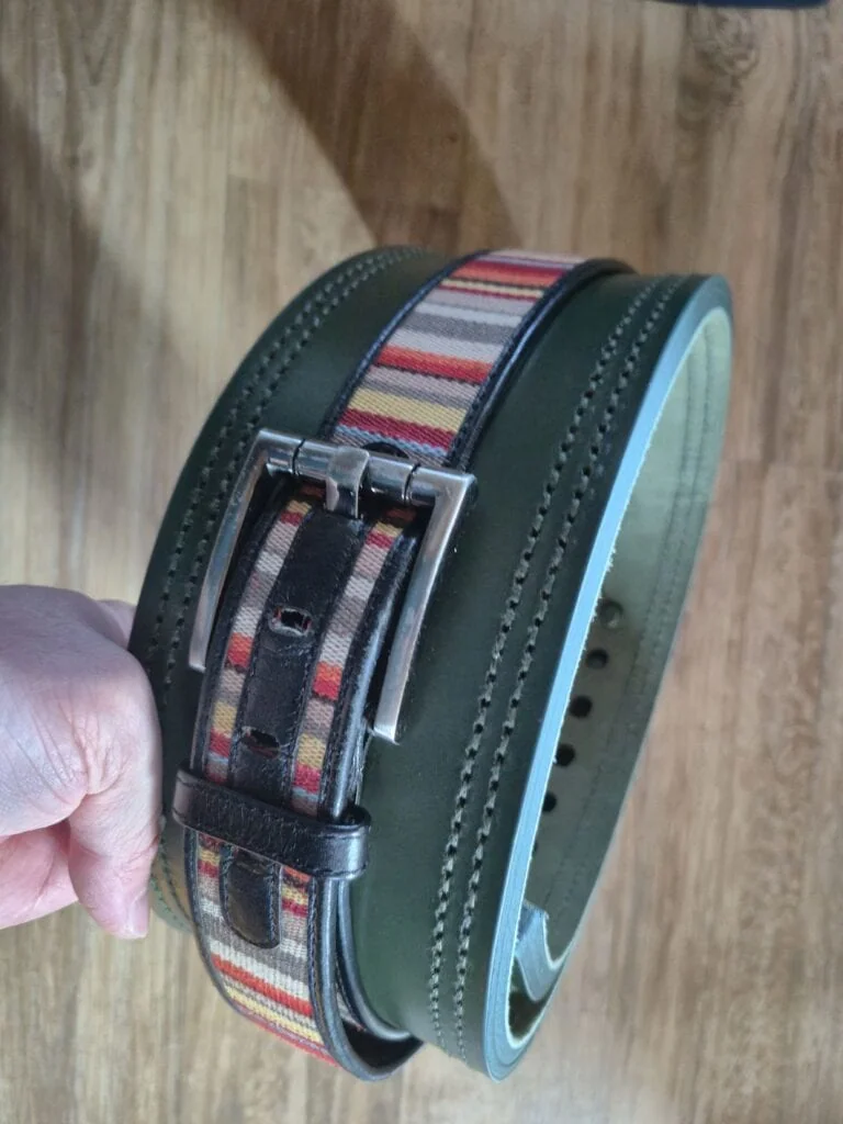 リフティングベルトを普通のベルトでぐるぐる巻きにして馴染ませているところ。