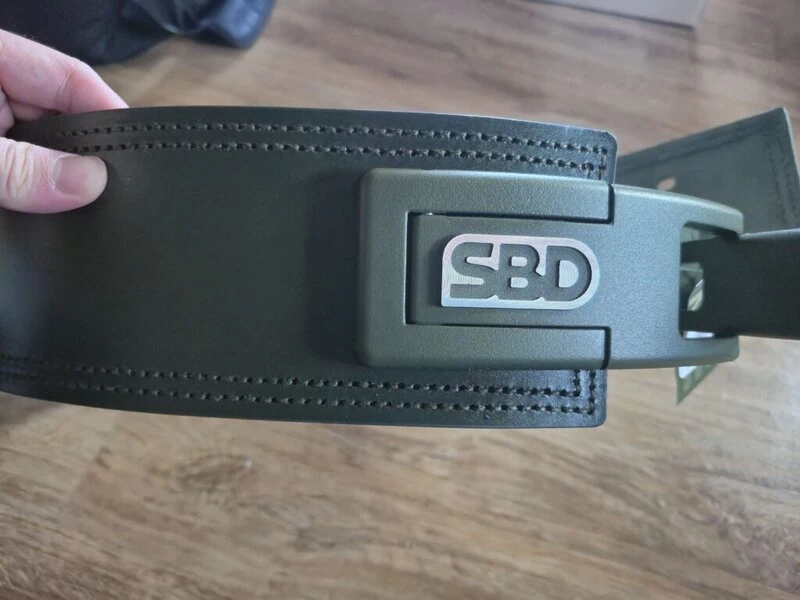 SBDリフティングベルトの実物写真。バックルにSBDロゴが刻まれている。