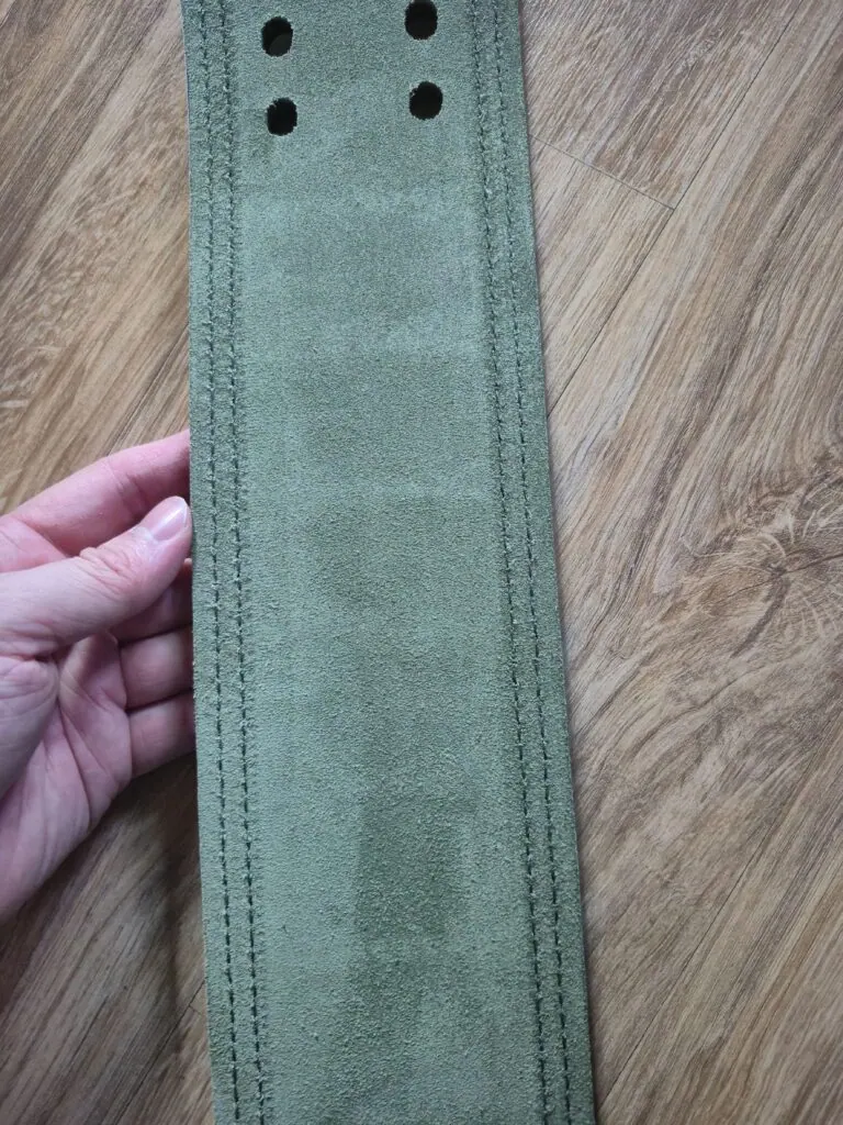 SBDベルト内側の写真。
とても柔らかく、高級感のある質感で作られている。