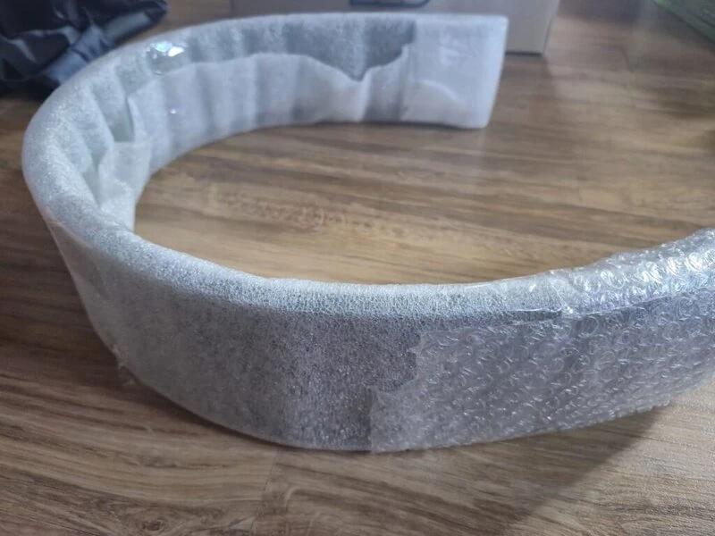 SBDベルトが白い包装材(発泡スチロール)に包まれている。