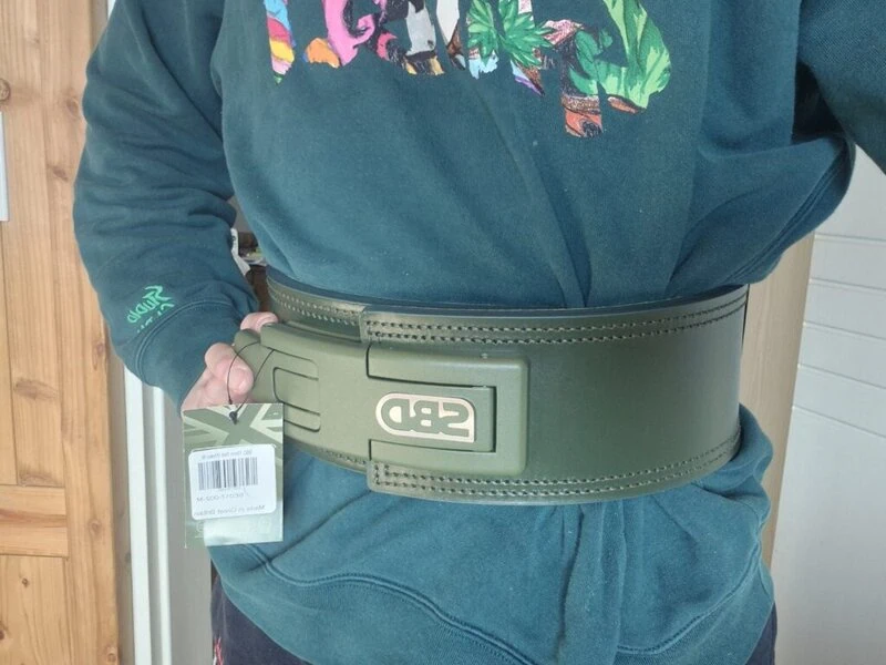 ソジュンのSBDベルト着用姿。
腰に手を当てている。