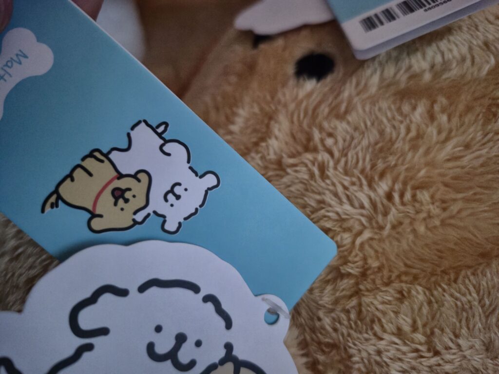 Tag ilustrasi asli resmi Kakao yang lucu menunjukkan karakter Maltese putih sedang menepuk kepala Retriever cokelat