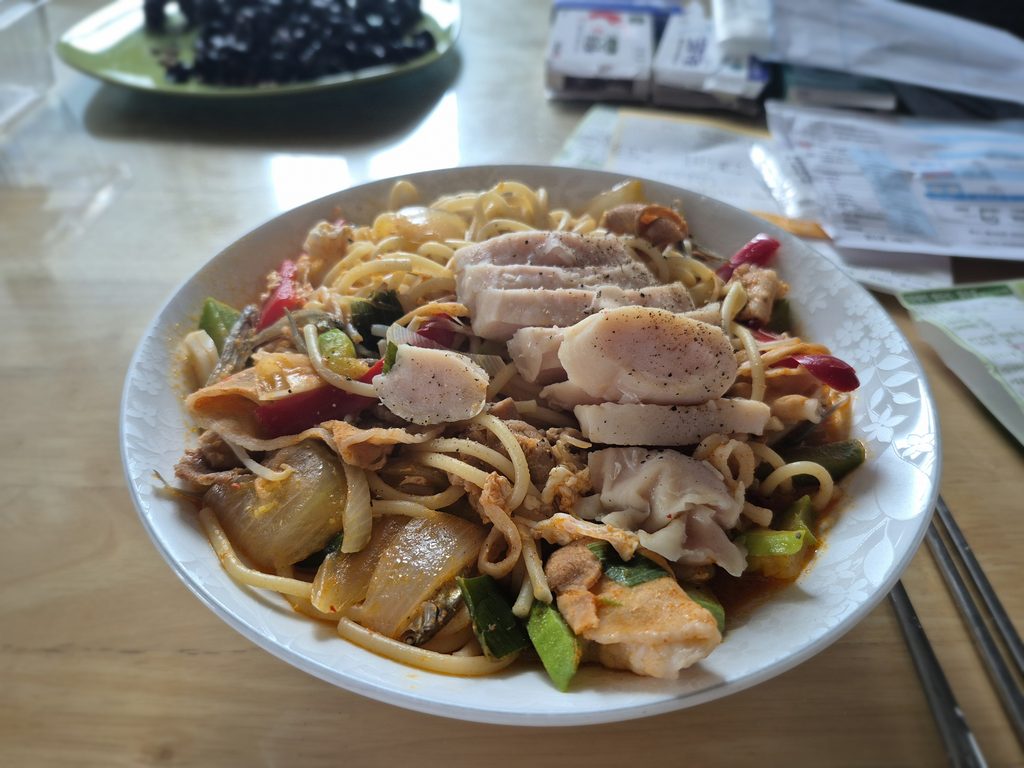 Hidangan pasta buatan sendiri yang disajikan dengan irisan dada ayam berlada dan tumisan sayuran