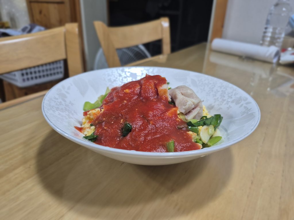 Rice bowl sehat buatan sendiri dengan tomat, telur, dan sayuran